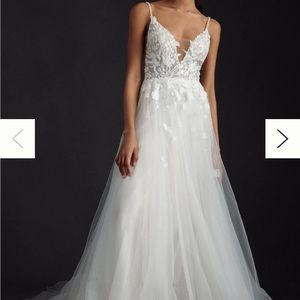 WILLOWBY BY WATTERS WHITNEY V-NECK LACE APPLIQUE TULLE A-LINE WEDDING GOWN